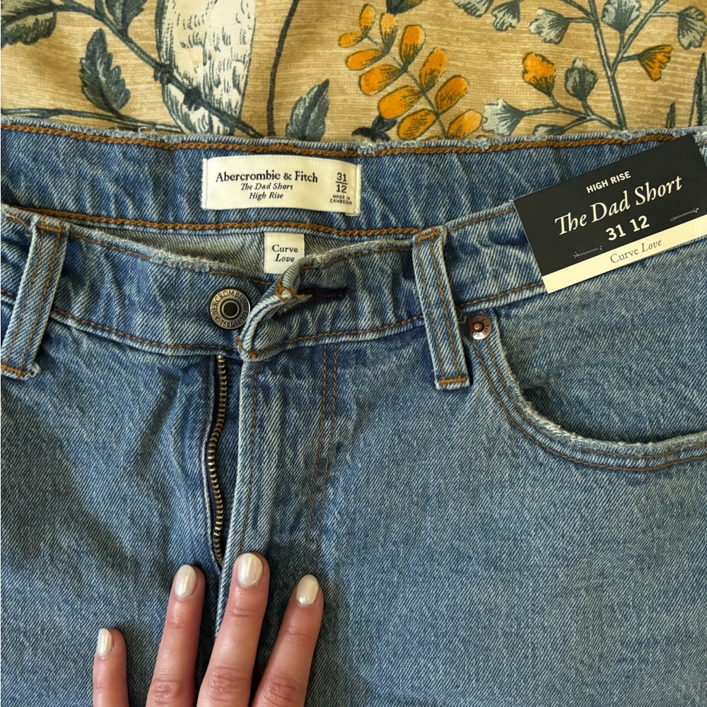 ABERCROMBIE - curve love the dad short. NWT. Size 32.